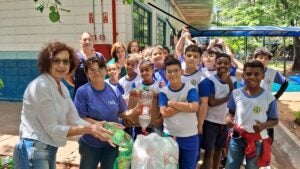 Campanha arrecada garrafas PET para decorar festas do Natal Sustentável