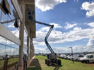 Paço Municipal de Hortolândia recebe telas para controlar incidência de luz solar