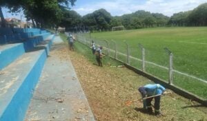 Campos de futebol recebem poda do mato e zeladoria em Hortolândia