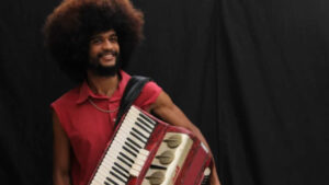 Leandro Serizo leva show “Saudoso Amarais” ao Teatro do Sesc Campinas