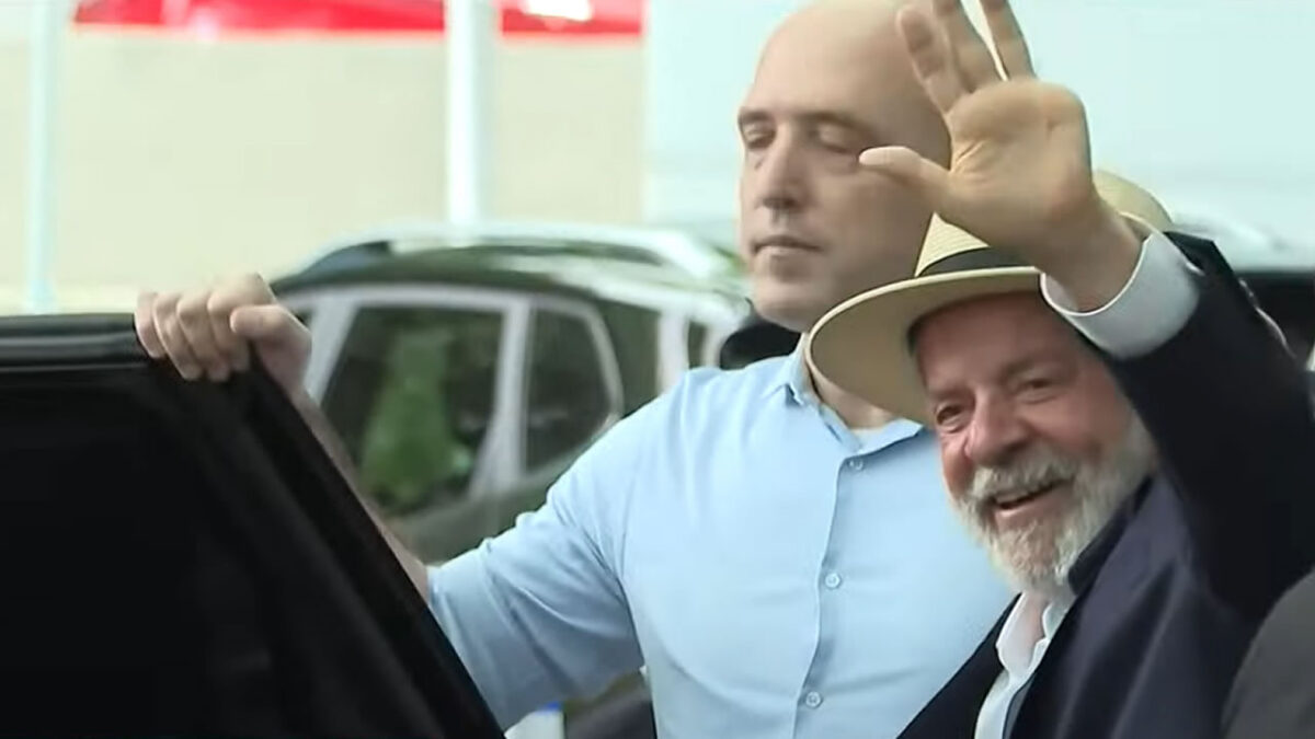Lula recebe alta hospitalar e seguirá em recuperação em São Paulo