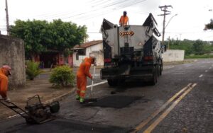 Operação Tapa-Buraco é intensificada no Jardim Nossa Senhora de Fátima