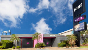 Fim de ano no Tout Motel: experiência sensorial com menu exclusivo e espumante cortesia