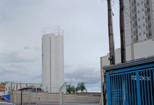 Moradora tem casa alagada no Jardim Rosolém e acusa obra de prédio