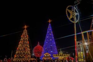 Árvore de Natal de 45 metros desaba em Paulínia após vendaval