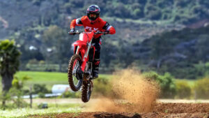 Honda CRF traz novidades na linha 2025 para Motocross e Enduro