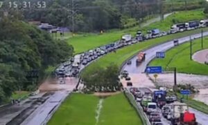 Transbordamento de rio bloqueia Dom Pedro e deixa família ilhada em Valinhos