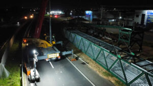 Içamento de passarela na SP-101 na noite desta quarta-feira (04)