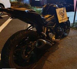 Polícia recupera moto roubada e prende suspeito