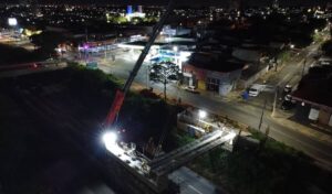Construção do viaduto sobre a SP-101 segue com içamento de vigas