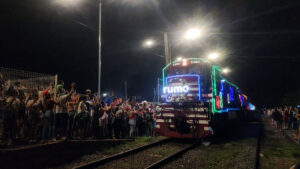 Trem Iluminado de Natal 2024 encanta Hortolândia com espetáculo de luz e música