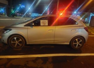 Polícia apreende veículo furtado e prende suspeito
