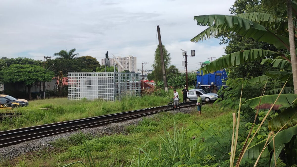Trem atinge carro na linha férrea em Hortolândia