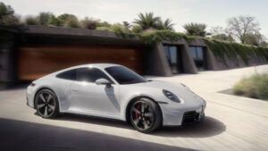 Porsche 911 Carrera S 2025 estreia com avanços em desempenho
