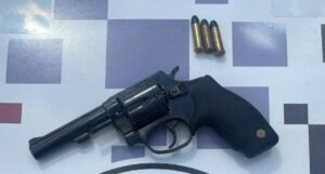 Homem é preso após disparar arma de fogo em via pública