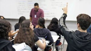 Governo lança bolsa de R$ 1.050 para licenciatura em 2025