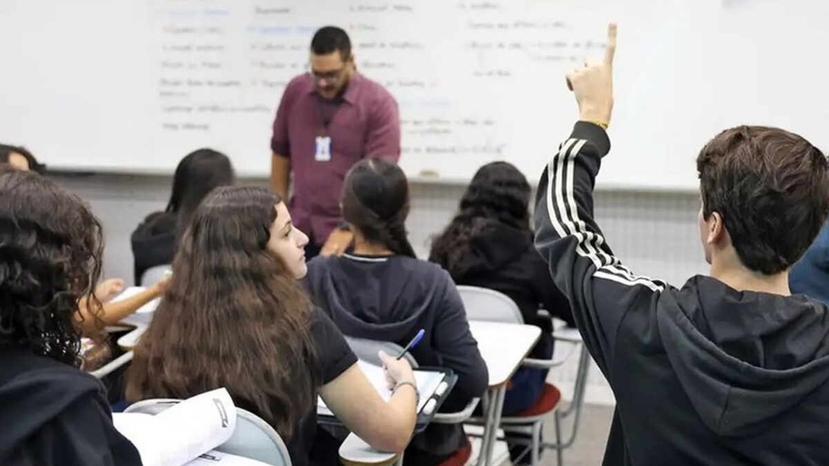 Governo lança bolsa de R$ 1.050 para licenciatura em 2025