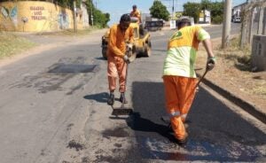 Operação tapa-buraco beneficia ruas do Jd. Amanda e Jd. Boa Esperança