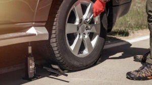 Passo a passo para trocar um pneu com segurança e eficiência