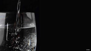 Voluntários distribuem água para moradores de rua em Hortolândia