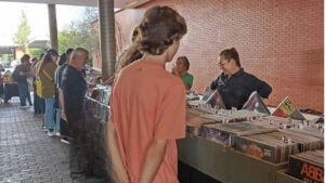 Feira de Discos reúne colecionadores no Shopping ParkCity