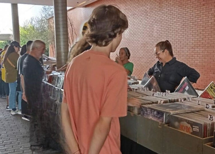 Feira de Discos reúne colecionadores no Shopping ParkCity