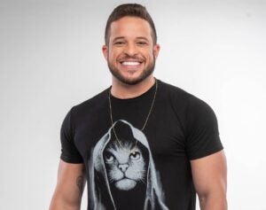 Humoristas Flavio Andradde e Julio Cesco fazem show de stand-up gratuito em Hortolândia