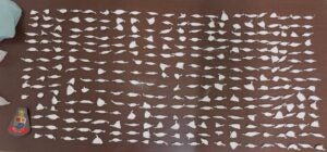 Mulher é flagrada com 313 porções de cocaína e é presa por tráfico de drogas