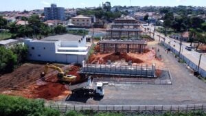 Obra do viaduto sobre linha férrea segue na etapa de fabricação de vigas
