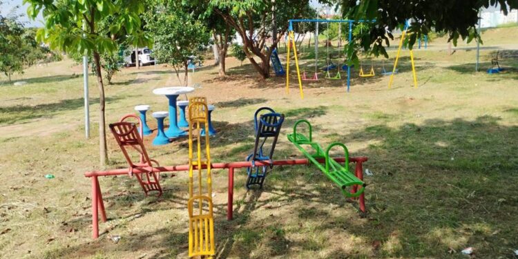 zeladoria na praça do Jardim Vila Verde