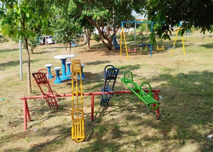 zeladoria na praça do Jardim Vila Verde