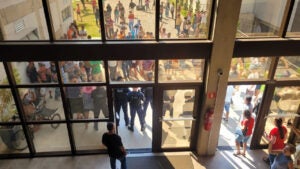 Protesto contra IPTU 2025 reúne moradores na prefeitura de Hortolândia