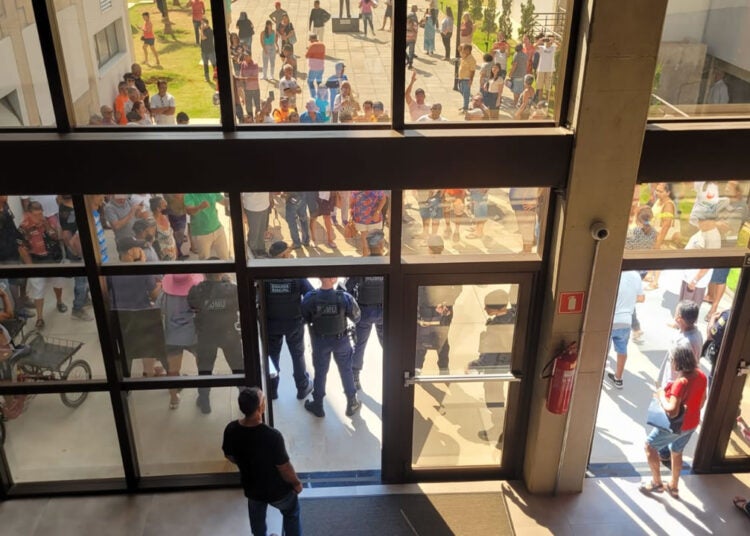 Protesto contra IPTU 2025 reúne moradores na prefeitura de Hortolândia