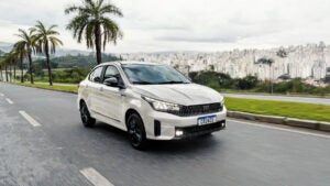 Fiat Cronos 2026 estreia com novo design, mais tecnologia e versões