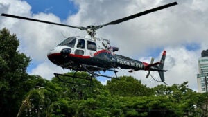 Resgate com helicóptero Águia salva idosa em trilha em São Roque