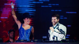 Ana Castela e Alok lançam videoclipe de “Deixa Nois Viver” com show de drones