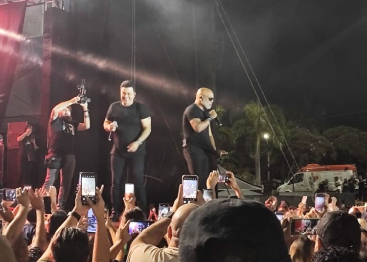 Show do Rick e Renner lota praça A Poderosa em Hortolândia