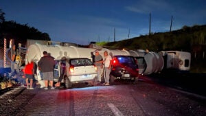 Acidente na SP-101 mata grávida de 5 meses após tombamento de carreta