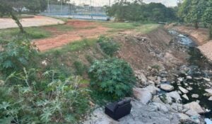 Sofá é descartado irregularmente a poucos metros de ecoponto e gera alerta em Hortolândia