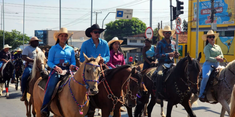 Desfile de Cavaleiros movimenta Hortolândia antes da Festa do Peão