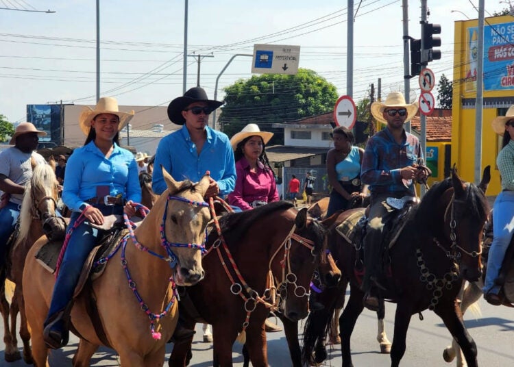 Desfile de Cavaleiros movimenta Hortolândia antes da Festa do Peão