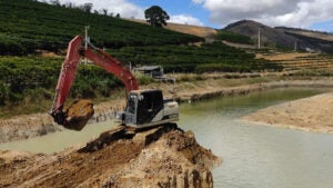 Como escolher a escavadeira ideal para solos difíceis