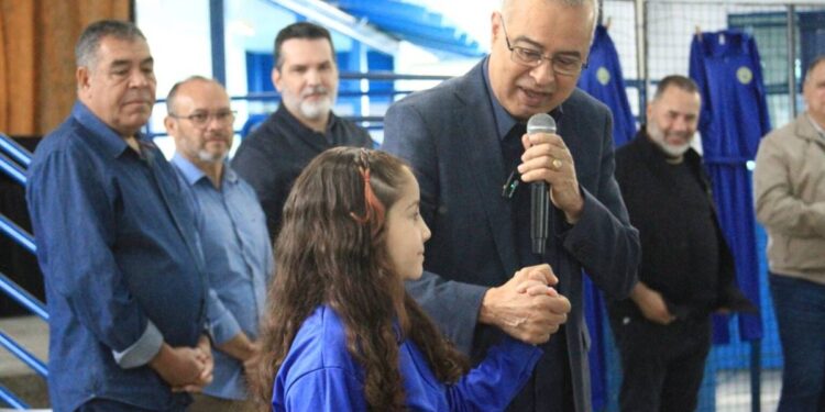 Hortolândia inicia entrega de kits de uniformes de inverno para 25 mil alunos da rede municipal