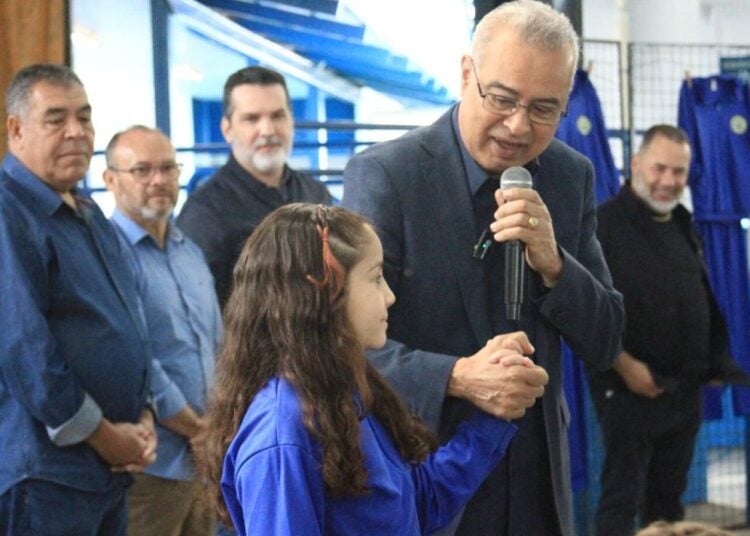 Hortolândia inicia entrega de kits de uniformes de inverno para 25 mil alunos da rede municipal