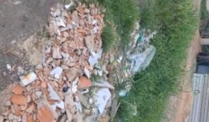 Rua no Jardim Amanda vira ponto de descarte irregular e preocupa moradores