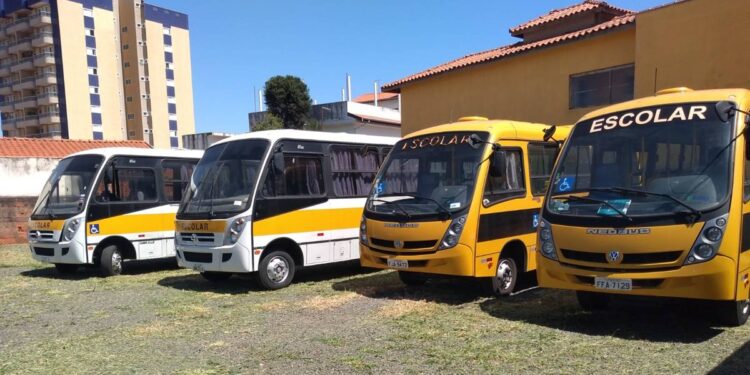 ônibus escolares
