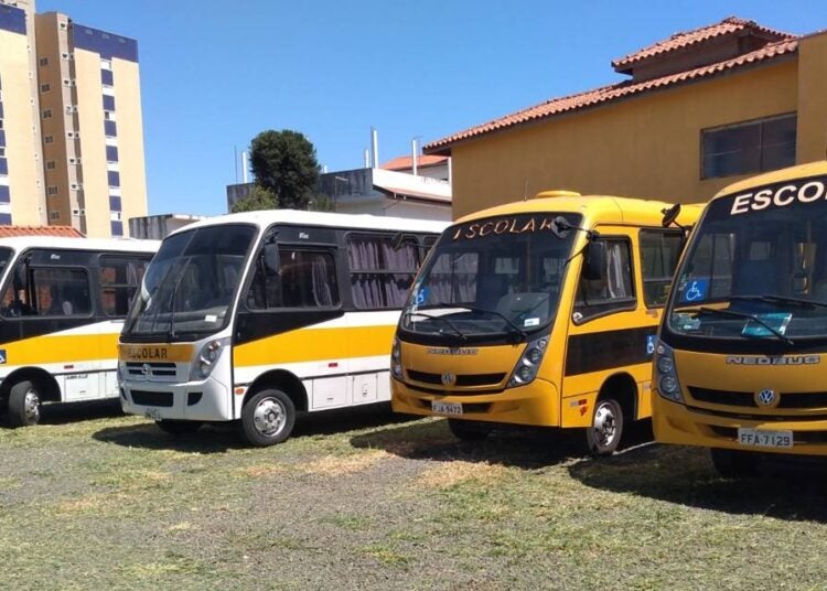 ônibus escolares