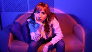 Giulia Blue lança a música “Agora”