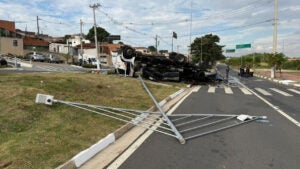 Caminhão guincho tomba no Jardim Minda em Hortolândia