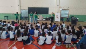 Teatro educativo ensina crianças a prevenir acidentes com escorpiões em Hortolândia